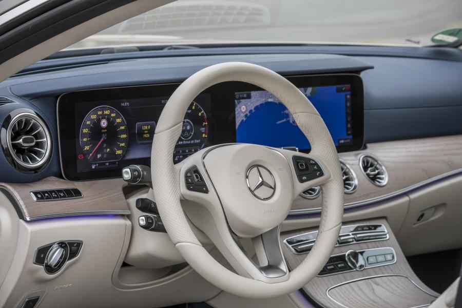 Панель приборов Mercedes-Benz E300 AMG Line Coupe 2017 года  (WW) (фото 13 из 20)